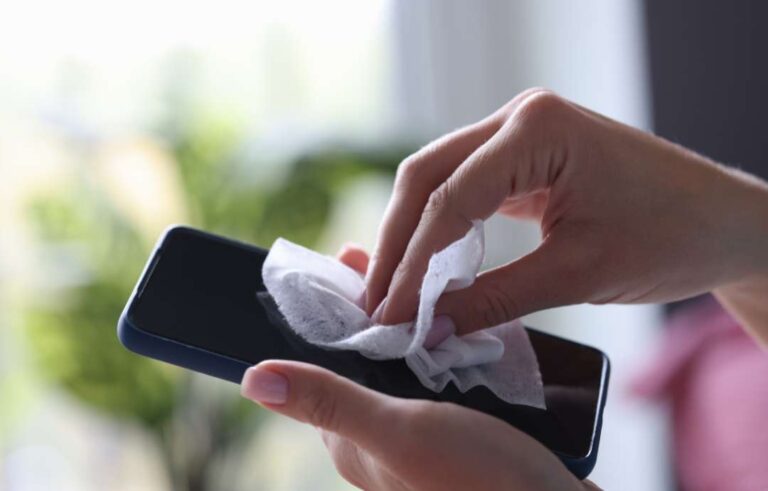 Limpia tu teléfono de los microbios al ir al baño.